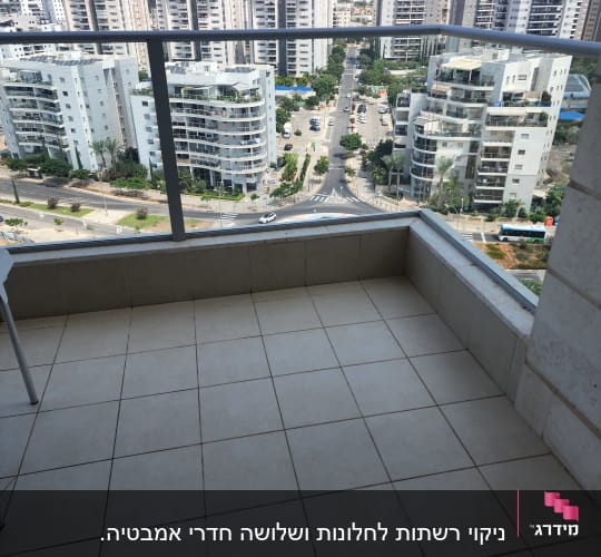 מרפסת עם רצפת אריחים נקייה ללא חפצים